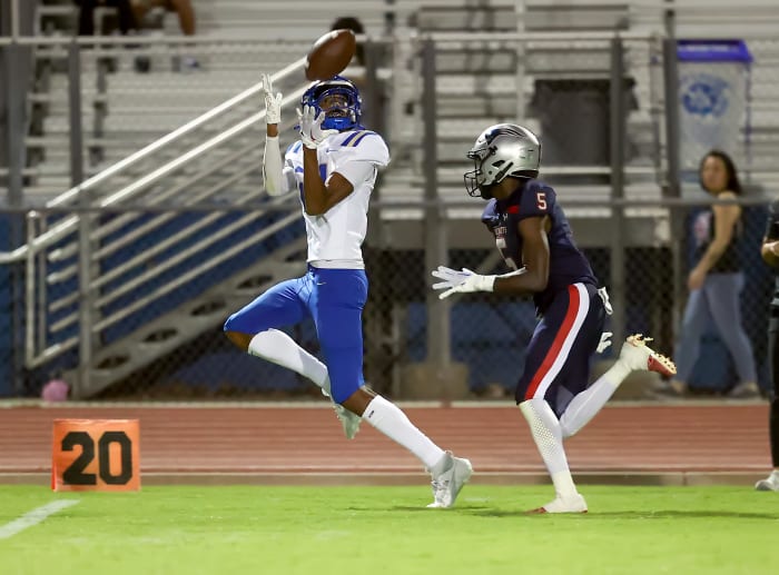 Trento Mosley hauls in a touchdown pass from Hunter Melton. Photo: Joe Bergman.